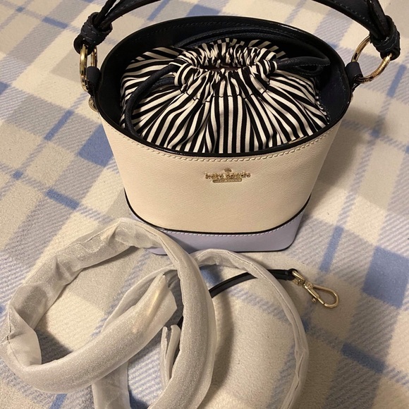 ❗️SOLD❗️Kate Spade Small Bucket Bag - Picture 5 of 6